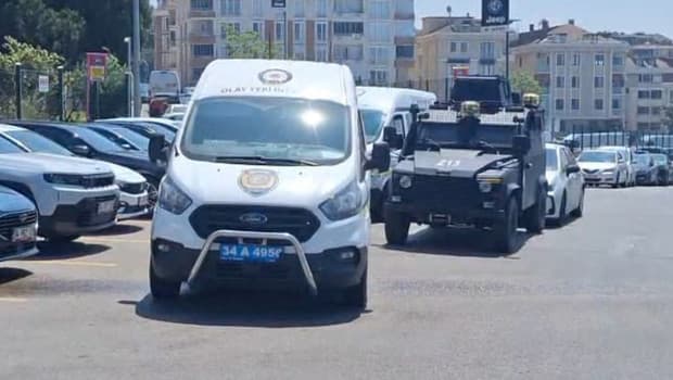 Maltepe'de Otokoç binasına silahla ateş açıldı: Saldırganlar yakalandı