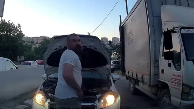 İstanbul'da bir garip inatlaşma: Kaputu açıp 'aracım arıza yaptı' dedi