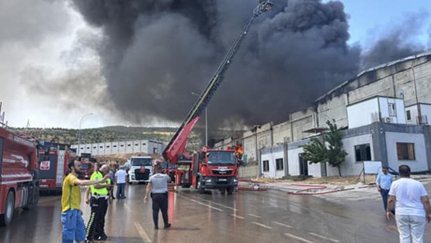 Gaziantep'te tekstil fabrikasında yangın çıktı, itfaiye ekipleri müdahale ediyor