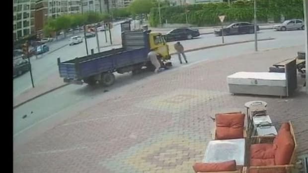 Konya'da bisikletli 3 çocuk kamyonetin altında kaldı