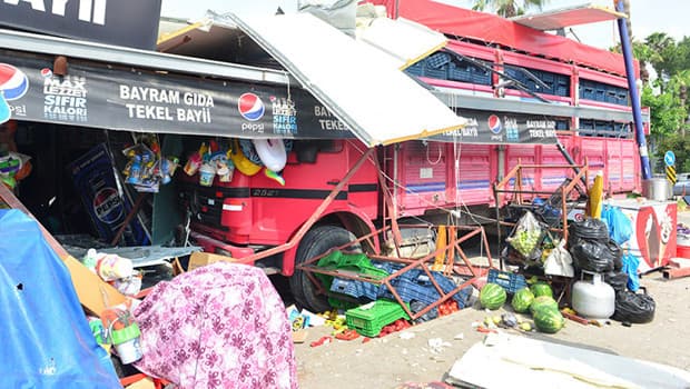 Adana'da kamyon markete çarptı, market sahibi hastaneye kaldırıldı