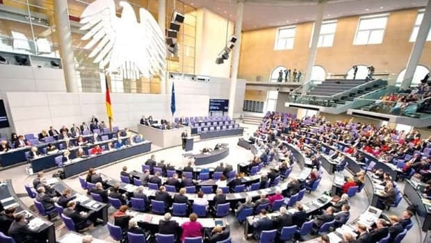 Almanya'da milletvekilleri maaş zammından vazgeçti