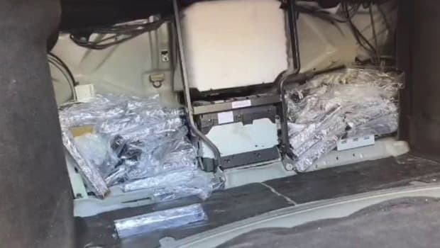 Hatay'da otomobilde 80 silah parçası bulundu