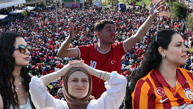 Bu sabah vatandaşlar milli maçı meydanlarda izledi