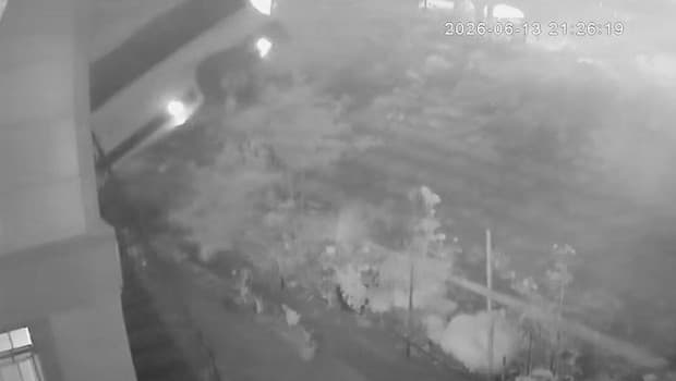İstanbul'da servis minibüsü evin bahçesine düştü; 1 kişi hayatını kaybetti