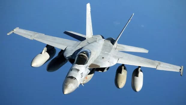 Washington'da ABD F/A-18 savaş uçağı eğitim uçuşu sırasında düştü
