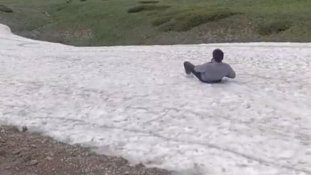 Bolu'da gençler karla kaplı alanda poşetle kaydı