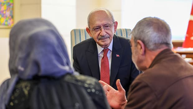 Kılıçdaroğlu, evsiz kalan Kolukısa çiftini makamında kabul etti