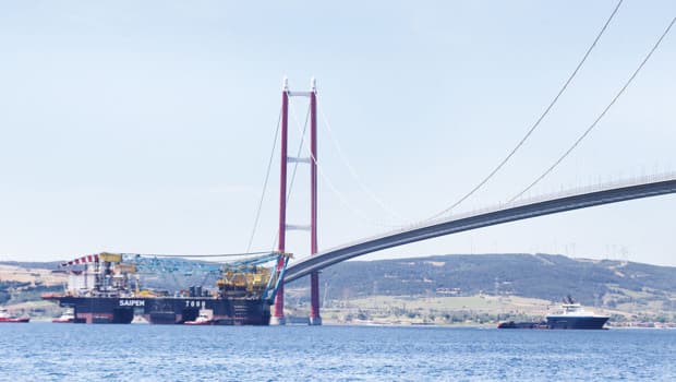 Dev vinç, Çanakkale Boğazı'ndan geçerek Marmara Denizi'ne açıldı