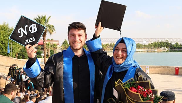Şanlıurfa'da bir anne ve oğlu üniversiteden birlikte mezun oldu