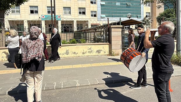 Diyarbakır'da boşanan kadın, adliye önünde davul zurna ile halay çekti