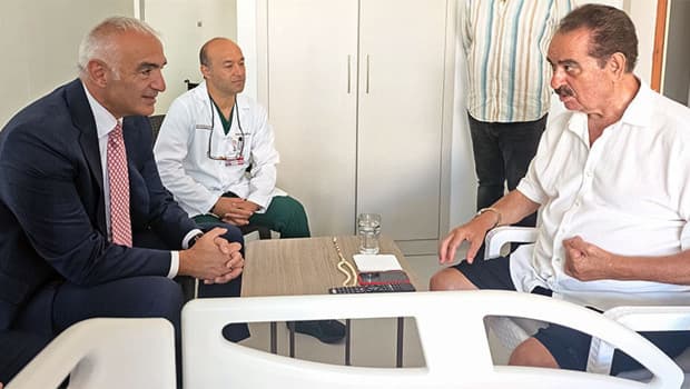 Bakan Ersoy, İbrahim Tatlıses'e hastanede geçmiş olsun ziyaretinde bulundu