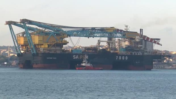Dünyanın 3'üncü büyük yarı batık vinç gemisi İstanbul Boğazı'ndan geçiyor