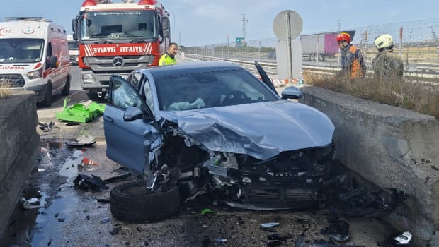 İstanbul'da gişelerde kaza: Araç hasar gördü
