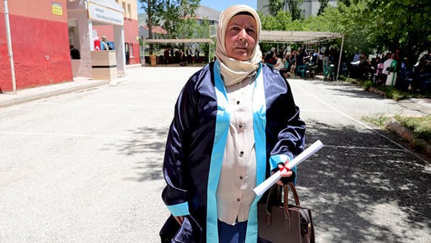 Hamide Korkmaz, şehit oğlunun isteğini yerine getirerek liseden mezun oldu