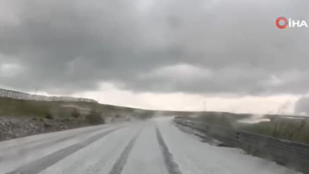 Ardahan'da dolu yağışı karayolunu kapladı