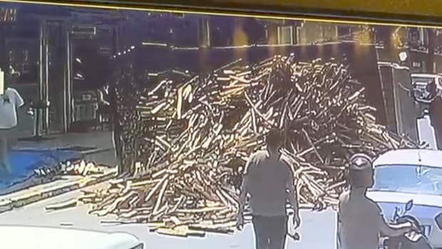 İstanbul'da odun yüklü kamyon devrildi