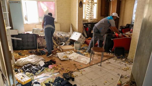 Diyarbakır'da bir evden üç kamyon çöp çıkarıldı