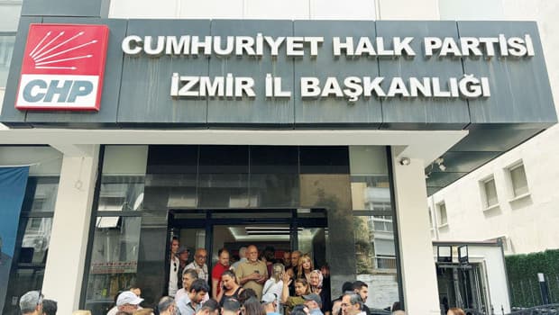 CHP İzmir'de Yönetim Değişikliği Yaşandı