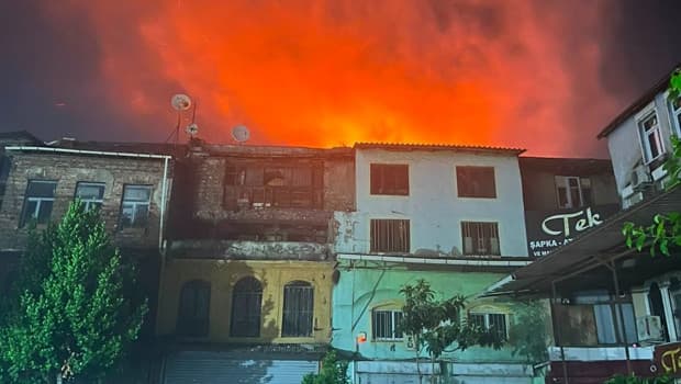 Büyük Valide Han'ın çatısında yangın çıktı