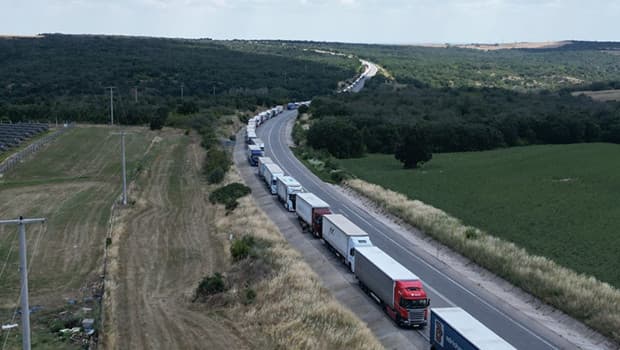 Hamzabeyli Sınır Kapısı'nda 20 kilometre TIR kuyruğu oluştu