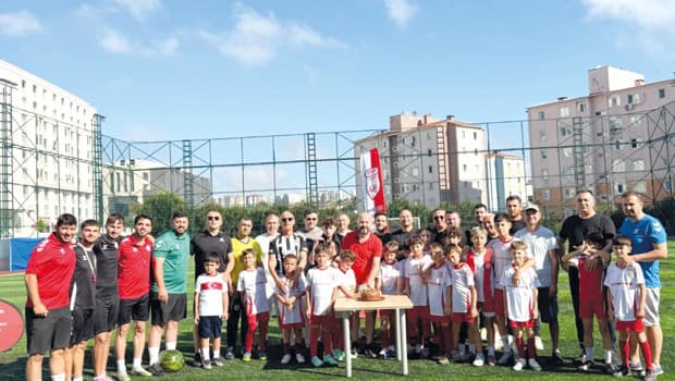 Babalar Günü'nde babalar penaltı attı, çocuklar kalede yer aldı
