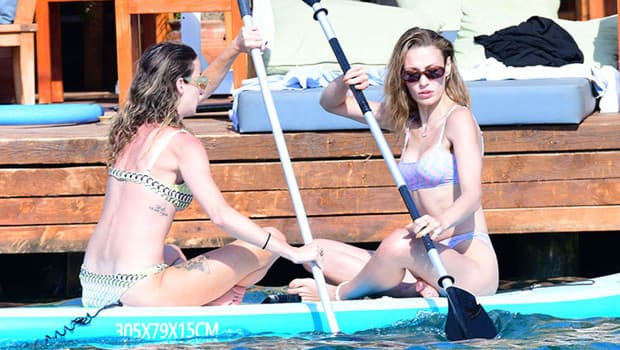 Sümeyye Aydoğan Bozburun'da tatil yapıyor ve kürek çekiyor