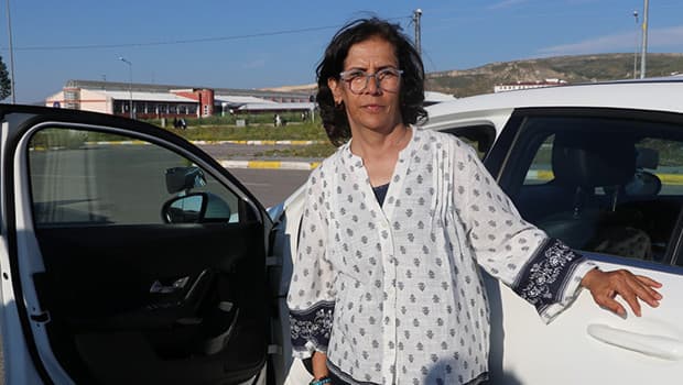Kadın, annesinin mezarını ziyaret etmek için ehliyet aldı ve dans ederek kutladı