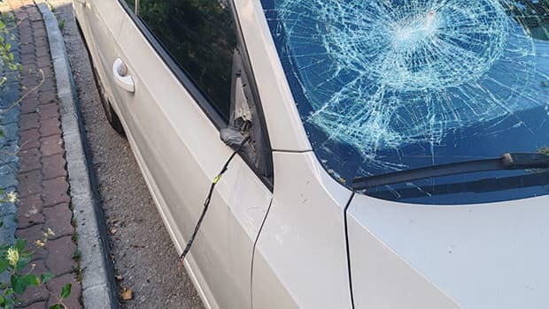 Konya'da komşu otomobile tuğla ile zarar verdi