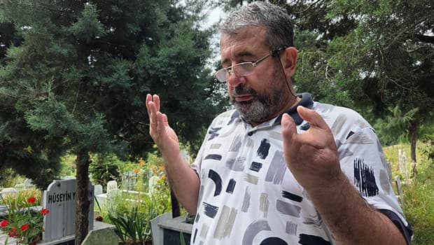 Ev sahibi, kira ödemeyen kiracısını babasının mezarına şikayet etti