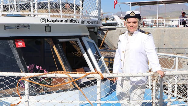 Yıldız Özdemir, Van Gölü'nün tek kadın kaptanı oldu