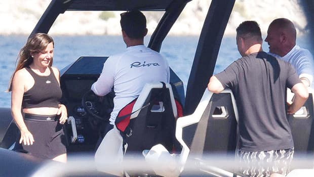 Merve Özbey ve ailesi gözlerden uzak bir tatil yapıyor