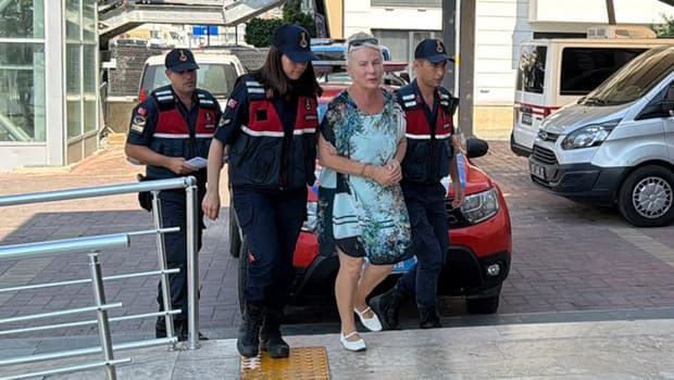 Rus asıllı site yöneticisi, haşema giyen kızı havuza almadığı için tutuklandı