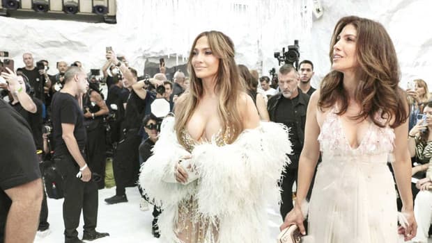 Jennifer ve Lynda Lopez Paris Moda Haftası'nda bir araya geldi