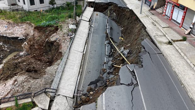 Rize'de yurt inşaatında istinat duvarı ve yol çöktü, 3 bina tahliye edildi