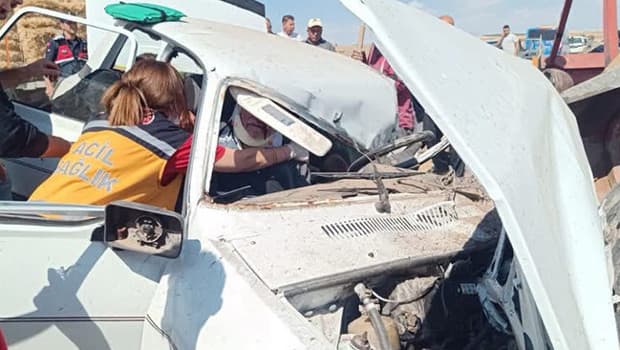 Çankırı'da otomobil traktöre çarptı, 3 kişi hayatını kaybetti