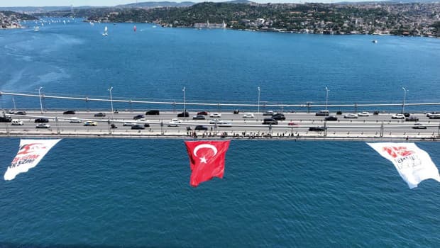 15 Temmuz anısına köprülere Türk bayrağı asıldı