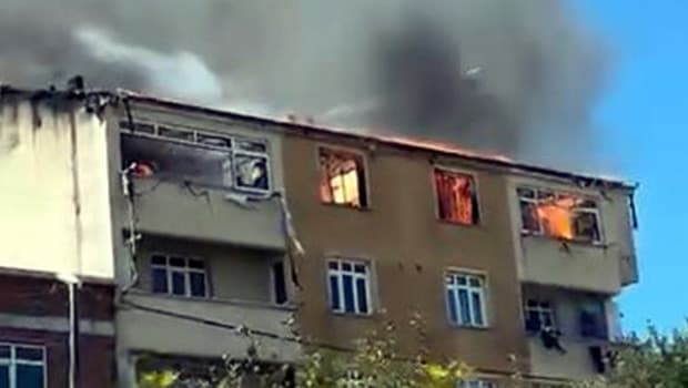 İstanbul Avcılar'da çatıda yangın, 2 daireyi etkiledi