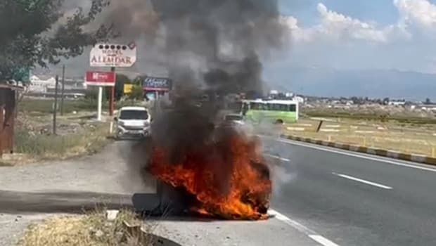 Erzincan'da yanan otomobile sürücünün ilginç müdahalesi