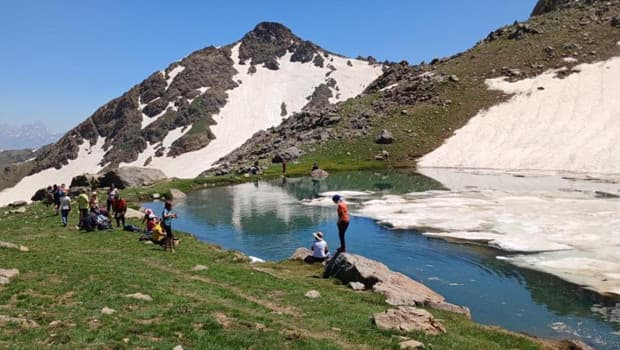 Hakkari'de doğaseverler buzlu gölde yüzdü