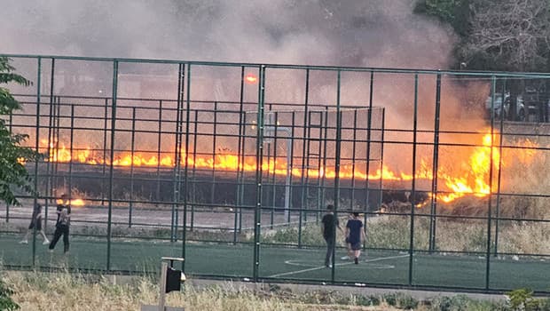 Diyarbakır'da yangın sırasında çocuklar futbol oynamaya devam etti