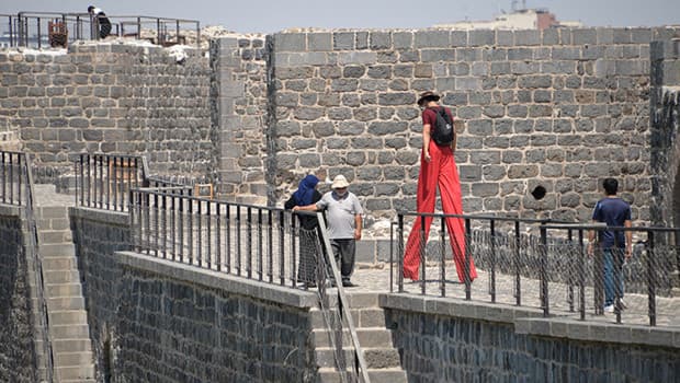Diyarbakır Surları'nda tahta bacakla yürüyüşle farkındalık oluşturuldu