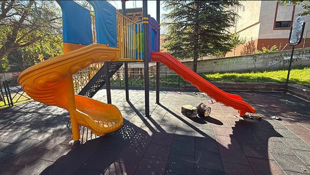 Eskişehir'de çocuk parkındaki kaydıraklara yanık yağ döküldü