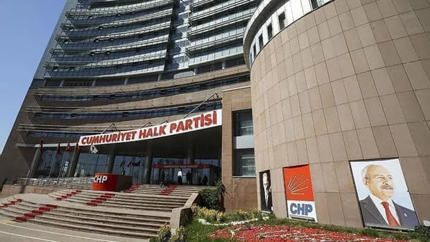 CHP'de 4 ilçe başkanı görevden alındı