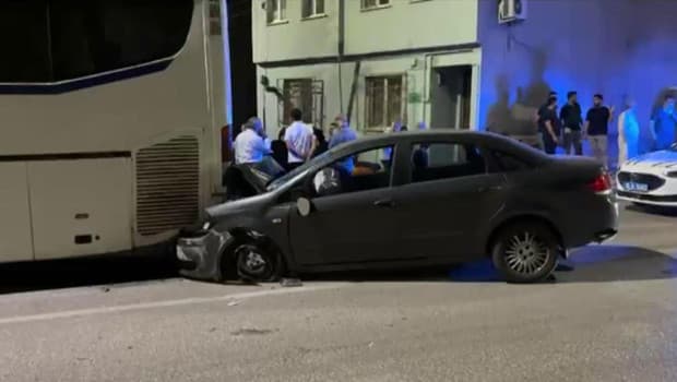 Bursa'da kaza: Otomobil duvara ve otobüse çarptı, 2 kişi ağır yaralandı