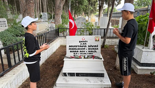 Bursa'da gençler şehitliği temizleyip güllerle süsledi