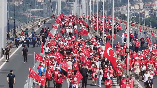 15 Temmuz Darbe Girişiminin 10. Yıldönümünde İstanbul'da Yürüyüş Düzenlendi