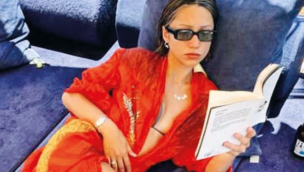 Zeynep Bastık, kız arkadaşlarıyla tatil yapıyor
