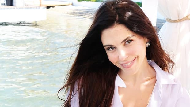 Dilara Aksüyek otel odasını kendisi temizliyor