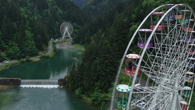 Doğu Karadeniz'in Uzungöl'ünde yeni dönme dolap açıldı